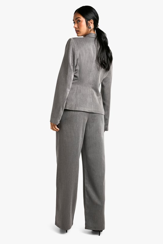 Straight-leg design for a classic silhouette
        High-waisted fit for a flattering shape
        Woven crepe fabric offers a polished look
        Front pockets for added functionality
        Versatile style suitable for various occasions
    
    Make a bold statement with these sophisticated straight-leg trousers from Boohoo. Perfect for the fashion-forward woman who values both style and comfort, these trousers are a versatile addition to any wardrobe. The high-waisted design creates a sleek silhouette, while the straight-leg cut offers a timeless appeal. For a night out on the town, pair these trousers with a fitted blazer and strappy heels to create a chic ensemble that's sure to turn heads. Alternatively, dress them down for a casual meet-up with friends by teaming them with a cropped top and trainers. The woven crepe fabric ensures these trousers maintain their shape throughout the night, allowing you to dance and socialise with confidence. Whether you're heading to a trendy bar or a swanky club, these trousers will keep you looking stylish and feeling comfortable from dusk till dawn.
