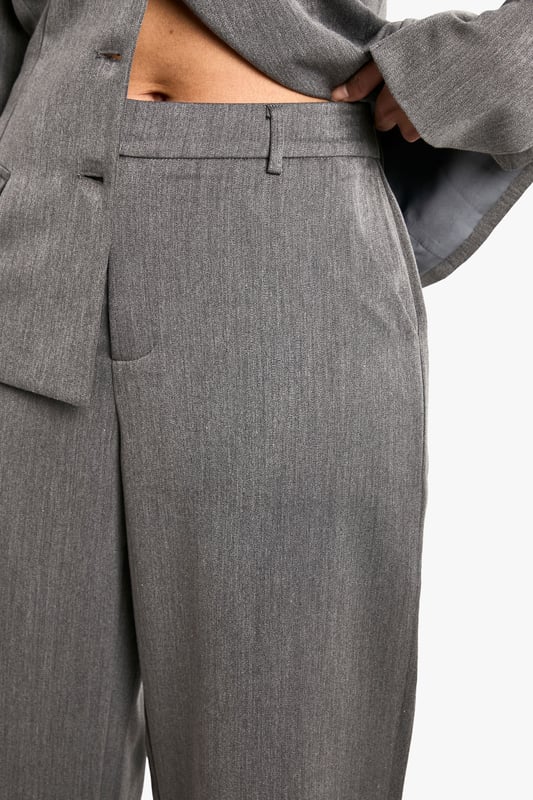 Straight-leg design for a classic silhouette
        High-waisted fit for a flattering shape
        Woven crepe fabric offers a polished look
        Front pockets for added functionality
        Versatile style suitable for various occasions
    
    Make a bold statement with these sophisticated straight-leg trousers from Boohoo. Perfect for the fashion-forward woman who values both style and comfort, these trousers are a versatile addition to any wardrobe. The high-waisted design creates a sleek silhouette, while the straight-leg cut offers a timeless appeal. For a night out on the town, pair these trousers with a fitted blazer and strappy heels to create a chic ensemble that's sure to turn heads. Alternatively, dress them down for a casual meet-up with friends by teaming them with a cropped top and trainers. The woven crepe fabric ensures these trousers maintain their shape throughout the night, allowing you to dance and socialise with confidence. Whether you're heading to a trendy bar or a swanky club, these trousers will keep you looking stylish and feeling comfortable from dusk till dawn.