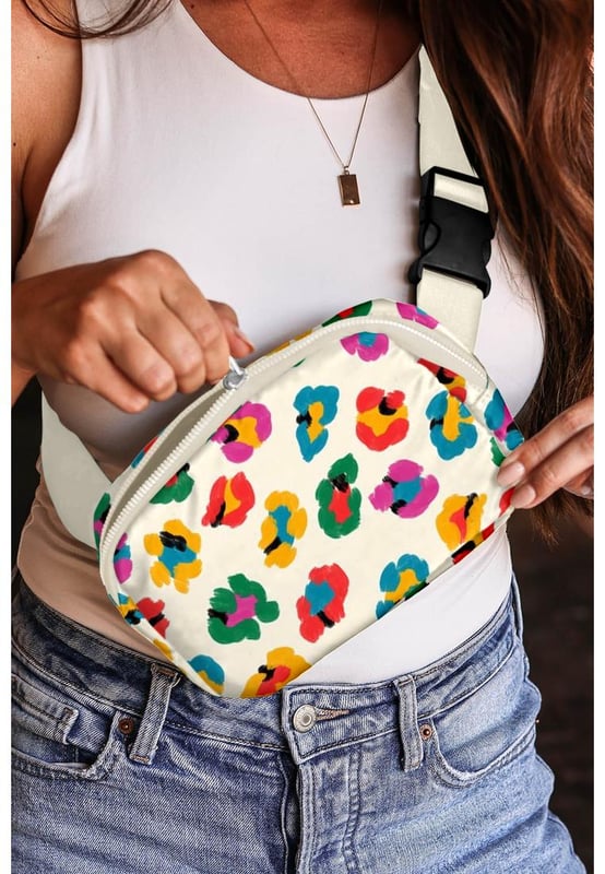 Bolso cruzado con hebilla de estampado de leopardo colorido beige Nuestros estilos están diseñados con un look ajustado y moderno teniendo en cuenta un estándar de tallas internacional. Para el mejor ajuste, sugerimos elegir una talla más grande de la que sueles usar. ¡Asegúrate de consultar nuestra tabla de tallas para encontrar tu combinación perfecta!
Estampado de leopardo vibrante para una declaración de estilo audaz
Correa ajustable con hebilla para un ajuste personalizado
Diseño de cinturón ancho para mayor comodidad y soporte
Tamaño compacto de 22.5 x 15 cm para conveniencia en movimiento
Perfecto para el uso diario
Material: Nylon