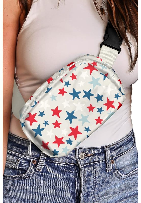 Bolso de cruzar con hebilla impresa de la bandera White Star Nuestros estilos están diseñados con un ajuste ceñido y moderno en mente, siguiendo un estándar de talla internacional. Para el mejor ajuste, sugerimos elegir una talla más grande de lo habitual. ¡Asegúrate de revisar nuestra tabla de tallas para encontrar tu coincidencia perfecta!
Diseño elegante con estampado de estrellas
Cierre con hebilla
Correa ancha para un uso seguro
Ideal para celebrar el Día de la Bandera
Tamaño compacto: 22
5
15 cm
Diseñado para un transporte conveniente
Material: nylon