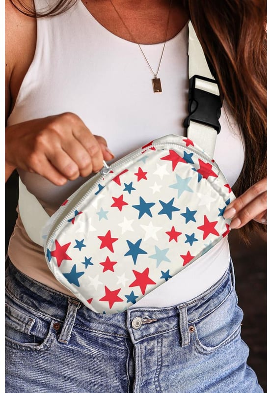 Bolso de cruzar con hebilla impresa de la bandera White Star Nuestros estilos están diseñados con un ajuste ceñido y moderno en mente, siguiendo un estándar de talla internacional. Para el mejor ajuste, sugerimos elegir una talla más grande de lo habitual. ¡Asegúrate de revisar nuestra tabla de tallas para encontrar tu coincidencia perfecta!
Diseño elegante con estampado de estrellas
Cierre con hebilla
Correa ancha para un uso seguro
Ideal para celebrar el Día de la Bandera
Tamaño compacto: 22
5
15 cm
Diseñado para un transporte conveniente
Material: nylon
