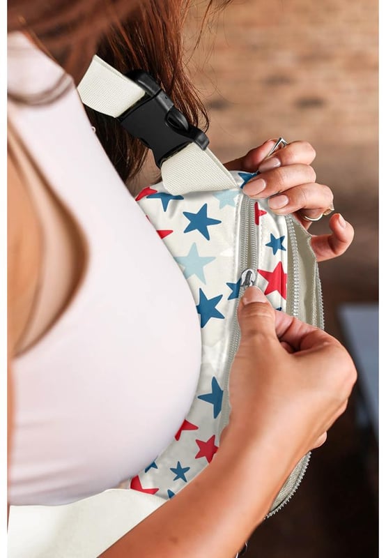 Bolso de cruzar con hebilla impresa de la bandera White Star Nuestros estilos están diseñados con un ajuste ceñido y moderno en mente, siguiendo un estándar de talla internacional. Para el mejor ajuste, sugerimos elegir una talla más grande de lo habitual. ¡Asegúrate de revisar nuestra tabla de tallas para encontrar tu coincidencia perfecta!
Diseño elegante con estampado de estrellas
Cierre con hebilla
Correa ancha para un uso seguro
Ideal para celebrar el Día de la Bandera
Tamaño compacto: 22
5
15 cm
Diseñado para un transporte conveniente
Material: nylon