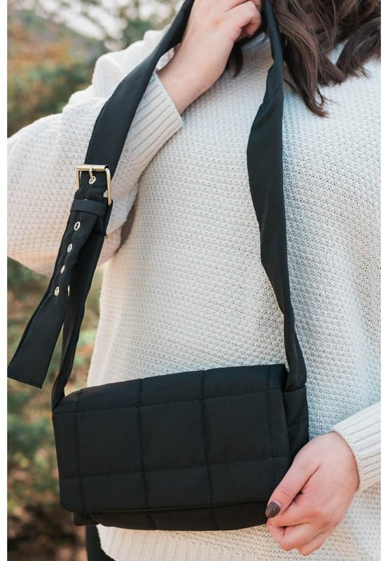 Bolsa cruzada acolchada negra con correa ancha ajustable Nuestros estilos están diseñados con un look ajustado y moderno, siguiendo un estándar de tallas internacional. Para el mejor ajuste, sugerimos elegir una talla más grande de la habitual. ¡Asegúrate de consultar nuestra tabla de tallas para encontrar tu combinación perfecta!
Correa ancha ajustable versátil para un uso personalizable
El diseño acolchado y elegante añade textura y sofisticación
Tamaño compacto de 26 x 15 cm ideal para lo esencial en movimiento
El material tipo plumón aporta un toque moderno y a la moda
Chic y funcional para todas las ocasiones