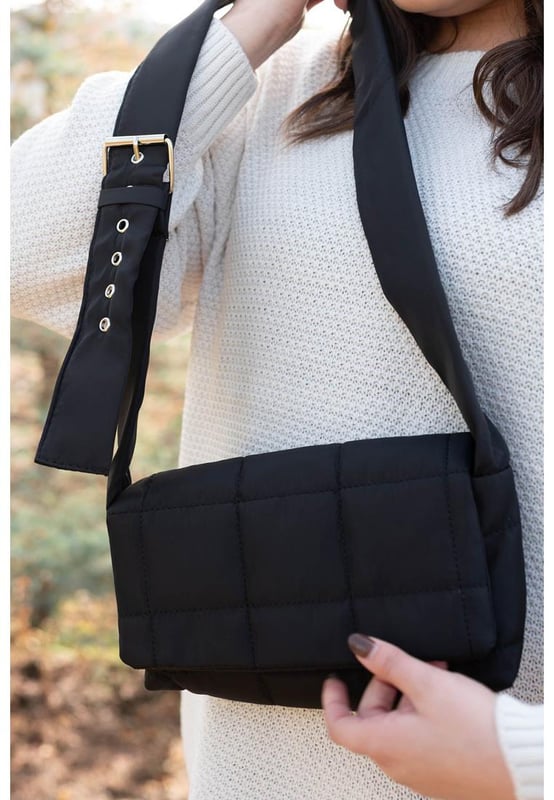 Bolsa cruzada acolchada negra con correa ancha ajustable Nuestros estilos están diseñados con un look ajustado y moderno, siguiendo un estándar de tallas internacional. Para el mejor ajuste, sugerimos elegir una talla más grande de la habitual. ¡Asegúrate de consultar nuestra tabla de tallas para encontrar tu combinación perfecta!
Correa ancha ajustable versátil para un uso personalizable
El diseño acolchado y elegante añade textura y sofisticación
Tamaño compacto de 26 x 15 cm ideal para lo esencial en movimiento
El material tipo plumón aporta un toque moderno y a la moda
Chic y funcional para todas las ocasiones