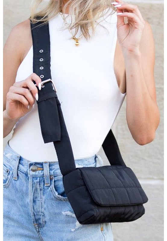 Bolsa cruzada acolchada negra con correa ancha ajustable Nuestros estilos están diseñados con un look ajustado y moderno, siguiendo un estándar de tallas internacional. Para el mejor ajuste, sugerimos elegir una talla más grande de la habitual. ¡Asegúrate de consultar nuestra tabla de tallas para encontrar tu combinación perfecta!
Correa ancha ajustable versátil para un uso personalizable
El diseño acolchado y elegante añade textura y sofisticación
Tamaño compacto de 26 x 15 cm ideal para lo esencial en movimiento
El material tipo plumón aporta un toque moderno y a la moda
Chic y funcional para todas las ocasiones