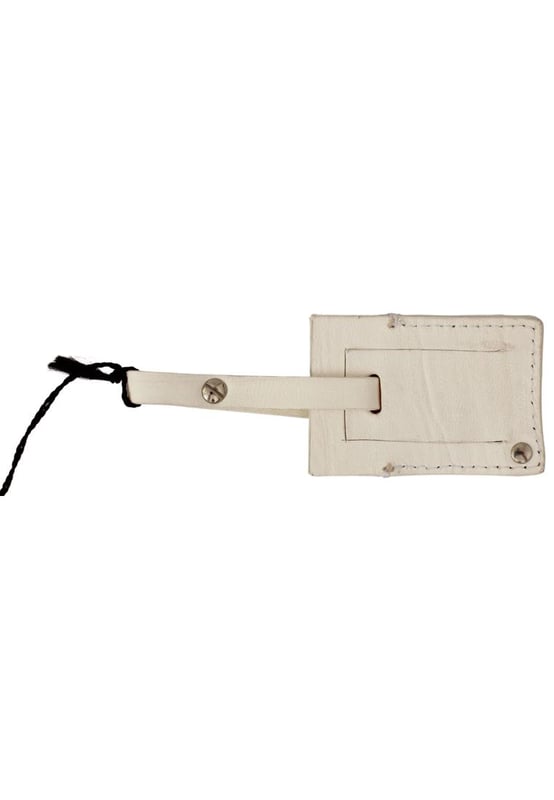 GF FERRE Leather Keychain/Keyring with Logo Engraved Metal Hardware
  100% Authentic and brand new with tags
  Color: Beige
  Material: Leather
  Luggage tag
  Logo details with logo engraved metal hardware
  Made in Italy