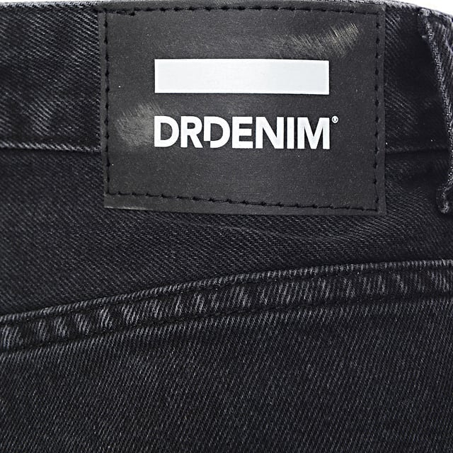 100% Cotton. Jeans in an oversized mom fit with belt loops and side and back pockets offer both style and comfort for your casual outings.