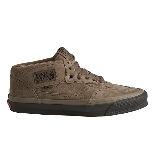 Zapatillas Skate Half Cab Lx VN0A3DP6BMD1 para Hombre Zapatillas Vans Skate Half Cab Lx
Esta versión del clásico Vans UA OG Half Cab fue diseñada en colaboración con WTAPS de Tokio. Presenta una parte superior de ante gris-marrón y una suela oscura. La etiqueta de estilo industrial de WTAPS está cosida en el interior.
Detalles:
- Zapato icónico de caña media.
- Edición limitada de la colaboración con WTAPS.
- Etiqueta del logo tejida.
- Cordones planos.
- Suela vulcanizada con silueta de waffle.
Las zapatillas Vans son mucho más que un calzado: representan una actitud, un estilo de vida urbano y rebelde. Ya sea en su clásica silueta Old Skool, en las icónicas Slip-On o en las modernas colaboraciones con artistas y marcas, Vans sigue siendo un símbolo de autenticidad, creatividad y cultura alternativa.
Composición: Exterior: Ante; Interior: Textil; Suela: Sintético
Cuidados:
Limpiar con un cepillo suave y jabón neutro.
Evitar lavar en máquina.
Secar al aire, lejos del sol directo.