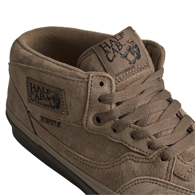 Zapatillas Skate Half Cab Lx VN0A3DP6BMD1 para Hombre Zapatillas Vans Skate Half Cab Lx
Esta versión del clásico Vans UA OG Half Cab fue diseñada en colaboración con WTAPS de Tokio. Presenta una parte superior de ante gris-marrón y una suela oscura. La etiqueta de estilo industrial de WTAPS está cosida en el interior.
Detalles:
- Zapato icónico de caña media.
- Edición limitada de la colaboración con WTAPS.
- Etiqueta del logo tejida.
- Cordones planos.
- Suela vulcanizada con silueta de waffle.
Las zapatillas Vans son mucho más que un calzado: representan una actitud, un estilo de vida urbano y rebelde. Ya sea en su clásica silueta Old Skool, en las icónicas Slip-On o en las modernas colaboraciones con artistas y marcas, Vans sigue siendo un símbolo de autenticidad, creatividad y cultura alternativa.
Composición: Exterior: Ante; Interior: Textil; Suela: Sintético
Cuidados:
Limpiar con un cepillo suave y jabón neutro.
Evitar lavar en máquina.
Secar al aire, lejos del sol directo.