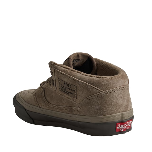 Zapatillas Skate Half Cab Lx VN0A3DP6BMD1 para Hombre Zapatillas Vans Skate Half Cab Lx
Esta versión del clásico Vans UA OG Half Cab fue diseñada en colaboración con WTAPS de Tokio. Presenta una parte superior de ante gris-marrón y una suela oscura. La etiqueta de estilo industrial de WTAPS está cosida en el interior.
Detalles:
- Zapato icónico de caña media.
- Edición limitada de la colaboración con WTAPS.
- Etiqueta del logo tejida.
- Cordones planos.
- Suela vulcanizada con silueta de waffle.
Las zapatillas Vans son mucho más que un calzado: representan una actitud, un estilo de vida urbano y rebelde. Ya sea en su clásica silueta Old Skool, en las icónicas Slip-On o en las modernas colaboraciones con artistas y marcas, Vans sigue siendo un símbolo de autenticidad, creatividad y cultura alternativa.
Composición: Exterior: Ante; Interior: Textil; Suela: Sintético
Cuidados:
Limpiar con un cepillo suave y jabón neutro.
Evitar lavar en máquina.
Secar al aire, lejos del sol directo.