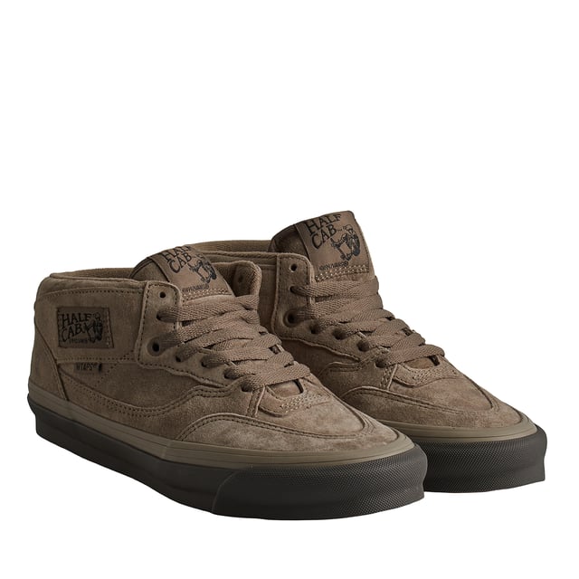Zapatillas Skate Half Cab Lx VN0A3DP6BMD1 para Hombre Zapatillas Vans Skate Half Cab Lx
Esta versión del clásico Vans UA OG Half Cab fue diseñada en colaboración con WTAPS de Tokio. Presenta una parte superior de ante gris-marrón y una suela oscura. La etiqueta de estilo industrial de WTAPS está cosida en el interior.
Detalles:
- Zapato icónico de caña media.
- Edición limitada de la colaboración con WTAPS.
- Etiqueta del logo tejida.
- Cordones planos.
- Suela vulcanizada con silueta de waffle.
Las zapatillas Vans son mucho más que un calzado: representan una actitud, un estilo de vida urbano y rebelde. Ya sea en su clásica silueta Old Skool, en las icónicas Slip-On o en las modernas colaboraciones con artistas y marcas, Vans sigue siendo un símbolo de autenticidad, creatividad y cultura alternativa.
Composición: Exterior: Ante; Interior: Textil; Suela: Sintético
Cuidados:
Limpiar con un cepillo suave y jabón neutro.
Evitar lavar en máquina.
Secar al aire, lejos del sol directo.