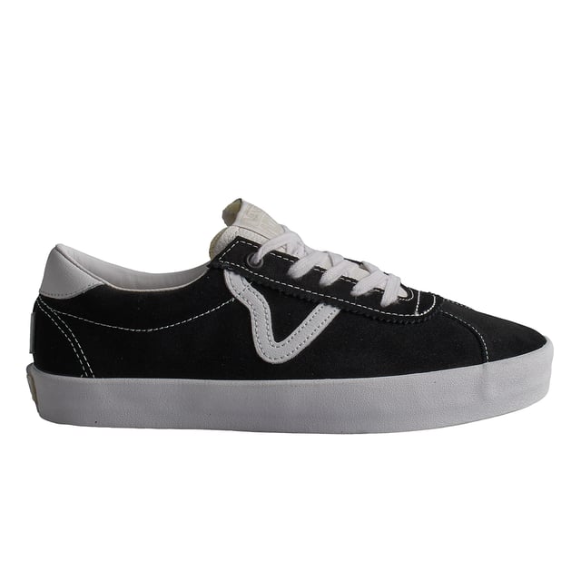 VN0A2Z38B8C1 Herren Skate-Sportschuhe Vans Skate-Sportschuhe
Vom niedrigen offenen Kragen und der verlängerten Zunge bis hin zum auffälligen V-förmigen Seitenstreifen und den Farbtupfern verbinden diese vulkanisierten Low-Top-Sneaker nahtlos einen Skate-Look mit einzigartigen Retro-Details. Niedrigprofil-Sneaker im Retro-Schnitt. Obermaterial aus dickem Wildleder und Canvas mit Lederdetails. Seitenstreifen im klassischen „V“-Stil.
Details:
- Low-Profile-Sneaker im Retro-Schnitt.
- Obermaterial aus dickem Wildleder mit Lederdetails.
- Vulkanisierte Zwischensohle.
- „V“-Seitenstreifen mit klassischem Touch.
- Waffelgummisohle.
- Flache Schnürsenkel vermeiden Druckstellen am Spann und sorgen so für eine perfekte Passform und mehr Komfort.
Die Vans-Sneaker sind viel mehr als nur Schuhe: Sie repräsentieren eine Haltung, einen urbanen und rebellischen Lebensstil. Ob in seiner klassischen Old Skool-Silhouette, dem kultigen Slip-On oder modernen Kooperationen mit Künstlern und Marken, Vans bleibt ein Symbol für Authentizität, Kreativität und alternative Kultur.
Komposition: Außen: Leder; Innenausstattung: Leder, Textil; Sohle: Synthetik
Pflege:
Mit einer weichen Bürste und neutraler Seife reinigen.
Vermeiden Sie Maschinenwäsche.
An der Luft trocknen lassen, vor direkter Sonneneinstrahlung schützen.