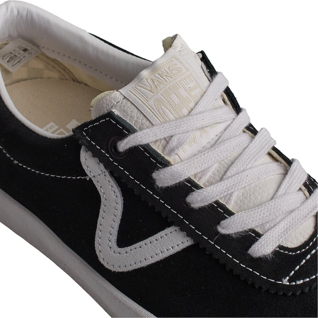 VN0A2Z38B8C1 Herren Skate-Sportschuhe Vans Skate-Sportschuhe
Vom niedrigen offenen Kragen und der verlängerten Zunge bis hin zum auffälligen V-förmigen Seitenstreifen und den Farbtupfern verbinden diese vulkanisierten Low-Top-Sneaker nahtlos einen Skate-Look mit einzigartigen Retro-Details. Niedrigprofil-Sneaker im Retro-Schnitt. Obermaterial aus dickem Wildleder und Canvas mit Lederdetails. Seitenstreifen im klassischen „V“-Stil.
Details:
- Low-Profile-Sneaker im Retro-Schnitt.
- Obermaterial aus dickem Wildleder mit Lederdetails.
- Vulkanisierte Zwischensohle.
- „V“-Seitenstreifen mit klassischem Touch.
- Waffelgummisohle.
- Flache Schnürsenkel vermeiden Druckstellen am Spann und sorgen so für eine perfekte Passform und mehr Komfort.
Die Vans-Sneaker sind viel mehr als nur Schuhe: Sie repräsentieren eine Haltung, einen urbanen und rebellischen Lebensstil. Ob in seiner klassischen Old Skool-Silhouette, dem kultigen Slip-On oder modernen Kooperationen mit Künstlern und Marken, Vans bleibt ein Symbol für Authentizität, Kreativität und alternative Kultur.
Komposition: Außen: Leder; Innenausstattung: Leder, Textil; Sohle: Synthetik
Pflege:
Mit einer weichen Bürste und neutraler Seife reinigen.
Vermeiden Sie Maschinenwäsche.
An der Luft trocknen lassen, vor direkter Sonneneinstrahlung schützen.