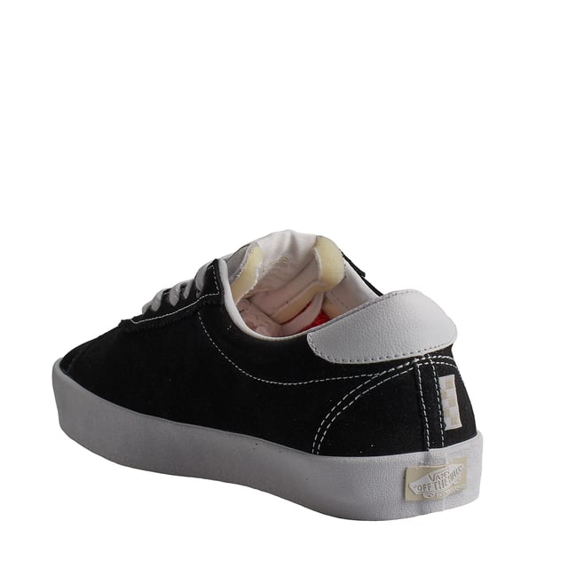 VN0A2Z38B8C1 Herren Skate-Sportschuhe Vans Skate-Sportschuhe
Vom niedrigen offenen Kragen und der verlängerten Zunge bis hin zum auffälligen V-förmigen Seitenstreifen und den Farbtupfern verbinden diese vulkanisierten Low-Top-Sneaker nahtlos einen Skate-Look mit einzigartigen Retro-Details. Niedrigprofil-Sneaker im Retro-Schnitt. Obermaterial aus dickem Wildleder und Canvas mit Lederdetails. Seitenstreifen im klassischen „V“-Stil.
Details:
- Low-Profile-Sneaker im Retro-Schnitt.
- Obermaterial aus dickem Wildleder mit Lederdetails.
- Vulkanisierte Zwischensohle.
- „V“-Seitenstreifen mit klassischem Touch.
- Waffelgummisohle.
- Flache Schnürsenkel vermeiden Druckstellen am Spann und sorgen so für eine perfekte Passform und mehr Komfort.
Die Vans-Sneaker sind viel mehr als nur Schuhe: Sie repräsentieren eine Haltung, einen urbanen und rebellischen Lebensstil. Ob in seiner klassischen Old Skool-Silhouette, dem kultigen Slip-On oder modernen Kooperationen mit Künstlern und Marken, Vans bleibt ein Symbol für Authentizität, Kreativität und alternative Kultur.
Komposition: Außen: Leder; Innenausstattung: Leder, Textil; Sohle: Synthetik
Pflege:
Mit einer weichen Bürste und neutraler Seife reinigen.
Vermeiden Sie Maschinenwäsche.
An der Luft trocknen lassen, vor direkter Sonneneinstrahlung schützen.