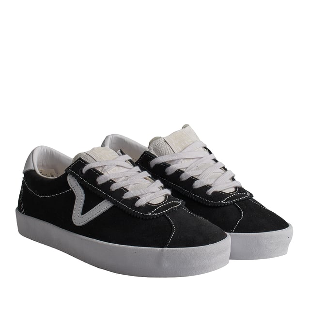 VN0A2Z38B8C1 Herren Skate-Sportschuhe Vans Skate-Sportschuhe
Vom niedrigen offenen Kragen und der verlängerten Zunge bis hin zum auffälligen V-förmigen Seitenstreifen und den Farbtupfern verbinden diese vulkanisierten Low-Top-Sneaker nahtlos einen Skate-Look mit einzigartigen Retro-Details. Niedrigprofil-Sneaker im Retro-Schnitt. Obermaterial aus dickem Wildleder und Canvas mit Lederdetails. Seitenstreifen im klassischen „V“-Stil.
Details:
- Low-Profile-Sneaker im Retro-Schnitt.
- Obermaterial aus dickem Wildleder mit Lederdetails.
- Vulkanisierte Zwischensohle.
- „V“-Seitenstreifen mit klassischem Touch.
- Waffelgummisohle.
- Flache Schnürsenkel vermeiden Druckstellen am Spann und sorgen so für eine perfekte Passform und mehr Komfort.
Die Vans-Sneaker sind viel mehr als nur Schuhe: Sie repräsentieren eine Haltung, einen urbanen und rebellischen Lebensstil. Ob in seiner klassischen Old Skool-Silhouette, dem kultigen Slip-On oder modernen Kooperationen mit Künstlern und Marken, Vans bleibt ein Symbol für Authentizität, Kreativität und alternative Kultur.
Komposition: Außen: Leder; Innenausstattung: Leder, Textil; Sohle: Synthetik
Pflege:
Mit einer weichen Bürste und neutraler Seife reinigen.
Vermeiden Sie Maschinenwäsche.
An der Luft trocknen lassen, vor direkter Sonneneinstrahlung schützen.