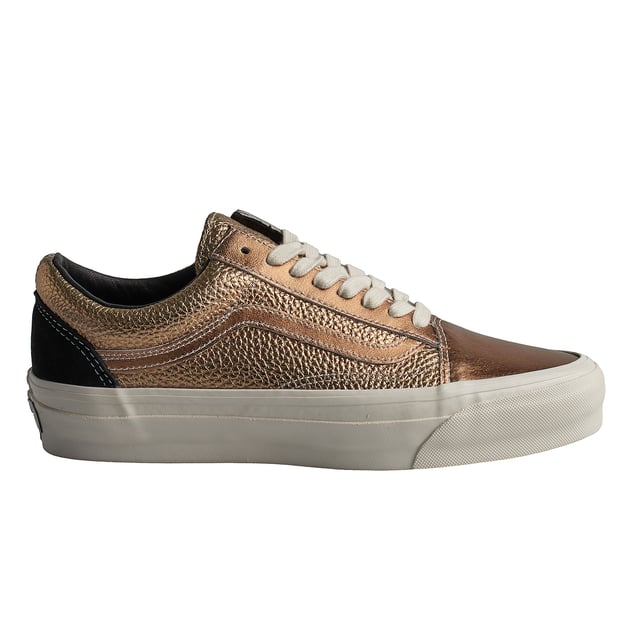 Zapatillas Vans Old Skool 36 Lx Precious Medals Bronze

Las Vans Old Skool 36 son unas zapatillas que nunca pasan de moda. Este modelo de skate existe desde los años 70 y representa el estilo de vida californiano. Su diseño sencillo y su legendaria suela vulcanizada las convierten en un clásico único en la historia de las zapatillas.

Detalles:
- Zapato icónico de caña baja con Sidestripe.
- Parte superior de piel texturizada.
- Acabado metálico.
- Entresuela vulcanizada.
- Suela de goma.
- Cordones planos que eliminan los puntos de presión en el empeine para un ajuste perfecto y mayor comodidad.

Las zapatillas Vans son mucho más que un calzado: representan una actitud, un estilo de vida urbano y rebelde. Ya sea en su clásica silueta Old Skool, en las icónicas Slip-On o en las modernas colaboraciones con artistas y marcas, Vans sigue siendo un símbolo de autenticidad, creatividad y cultura alternativa.
 Composición: Exterior: Piel; Interior: Textil; Suela: Sintético
 Cuidados:
Limpiar con un cepillo suave y jabón neutro.
Evitar lavar en máquina.
Secar al aire, lejos del sol directo.