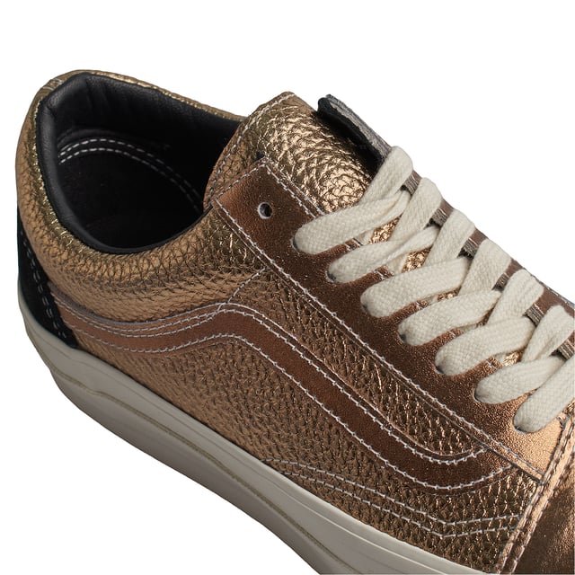 Zapatillas Vans Old Skool 36 Lx Precious Medals Bronze

Las Vans Old Skool 36 son unas zapatillas que nunca pasan de moda. Este modelo de skate existe desde los años 70 y representa el estilo de vida californiano. Su diseño sencillo y su legendaria suela vulcanizada las convierten en un clásico único en la historia de las zapatillas.

Detalles:
- Zapato icónico de caña baja con Sidestripe.
- Parte superior de piel texturizada.
- Acabado metálico.
- Entresuela vulcanizada.
- Suela de goma.
- Cordones planos que eliminan los puntos de presión en el empeine para un ajuste perfecto y mayor comodidad.

Las zapatillas Vans son mucho más que un calzado: representan una actitud, un estilo de vida urbano y rebelde. Ya sea en su clásica silueta Old Skool, en las icónicas Slip-On o en las modernas colaboraciones con artistas y marcas, Vans sigue siendo un símbolo de autenticidad, creatividad y cultura alternativa.
 Composición: Exterior: Piel; Interior: Textil; Suela: Sintético
 Cuidados:
Limpiar con un cepillo suave y jabón neutro.
Evitar lavar en máquina.
Secar al aire, lejos del sol directo.