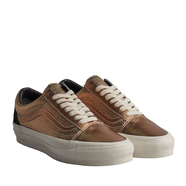 Zapatillas Vans Old Skool 36 Lx Precious Medals Bronze

Las Vans Old Skool 36 son unas zapatillas que nunca pasan de moda. Este modelo de skate existe desde los años 70 y representa el estilo de vida californiano. Su diseño sencillo y su legendaria suela vulcanizada las convierten en un clásico único en la historia de las zapatillas.

Detalles:
- Zapato icónico de caña baja con Sidestripe.
- Parte superior de piel texturizada.
- Acabado metálico.
- Entresuela vulcanizada.
- Suela de goma.
- Cordones planos que eliminan los puntos de presión en el empeine para un ajuste perfecto y mayor comodidad.

Las zapatillas Vans son mucho más que un calzado: representan una actitud, un estilo de vida urbano y rebelde. Ya sea en su clásica silueta Old Skool, en las icónicas Slip-On o en las modernas colaboraciones con artistas y marcas, Vans sigue siendo un símbolo de autenticidad, creatividad y cultura alternativa.
 Composición: Exterior: Piel; Interior: Textil; Suela: Sintético
 Cuidados:
Limpiar con un cepillo suave y jabón neutro.
Evitar lavar en máquina.
Secar al aire, lejos del sol directo.