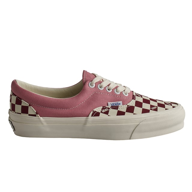 Zapatillas Lx Era Reissue 95 VN000CZDC3S1 para Hombre Zapatillas Vans Era LX Reissue 95 Foxglove
Las Vans LX Era, originalmente llamadas Vans #95, surgieron en 1976 y se popularizaron gracias a los legendarios Z-Boys de Santa Mónica. Fueron las primeras zapatillas en incluir nuestro famoso cuello acolchado, lo que revolucionó por completo la comodidad, y siguen siendo las favoritas de los creativos de todo el mundo.
Detalles:
- Parte superior de lona.
- Superposiciones a cuadros.
- Etiqueta del logo tejida.
- Cinta de alta resistencia a los zorros.
- Entresuela vulcanizada.
- Suela de goma.
- Cordones planos que eliminan los puntos de presión en el empeine para un ajuste perfecto y mayor comodidad.
Las zapatillas Vans son mucho más que un calzado: representan una actitud, un estilo de vida urbano y rebelde. Ya sea en su clásica silueta Old Skool, en las icónicas Slip-On o en las modernas colaboraciones con artistas y marcas, Vans sigue siendo un símbolo de autenticidad, creatividad y cultura alternativa.
Composición: Exterior: Textil; Interior: Textil; Suela: Sintético
Cuidados:
Limpiar con un cepillo suave y jabón neutro.
Evitar lavar en máquina.
Secar al aire, lejos del sol directo.