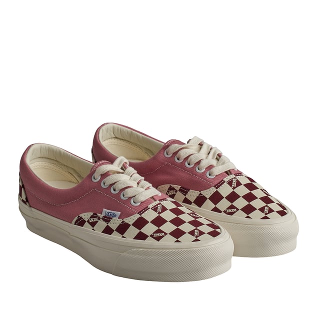 Zapatillas Lx Era Reissue 95 VN000CZDC3S1 para Hombre Zapatillas Vans Era LX Reissue 95 Foxglove
Las Vans LX Era, originalmente llamadas Vans #95, surgieron en 1976 y se popularizaron gracias a los legendarios Z-Boys de Santa Mónica. Fueron las primeras zapatillas en incluir nuestro famoso cuello acolchado, lo que revolucionó por completo la comodidad, y siguen siendo las favoritas de los creativos de todo el mundo.
Detalles:
- Parte superior de lona.
- Superposiciones a cuadros.
- Etiqueta del logo tejida.
- Cinta de alta resistencia a los zorros.
- Entresuela vulcanizada.
- Suela de goma.
- Cordones planos que eliminan los puntos de presión en el empeine para un ajuste perfecto y mayor comodidad.
Las zapatillas Vans son mucho más que un calzado: representan una actitud, un estilo de vida urbano y rebelde. Ya sea en su clásica silueta Old Skool, en las icónicas Slip-On o en las modernas colaboraciones con artistas y marcas, Vans sigue siendo un símbolo de autenticidad, creatividad y cultura alternativa.
Composición: Exterior: Textil; Interior: Textil; Suela: Sintético
Cuidados:
Limpiar con un cepillo suave y jabón neutro.
Evitar lavar en máquina.
Secar al aire, lejos del sol directo.