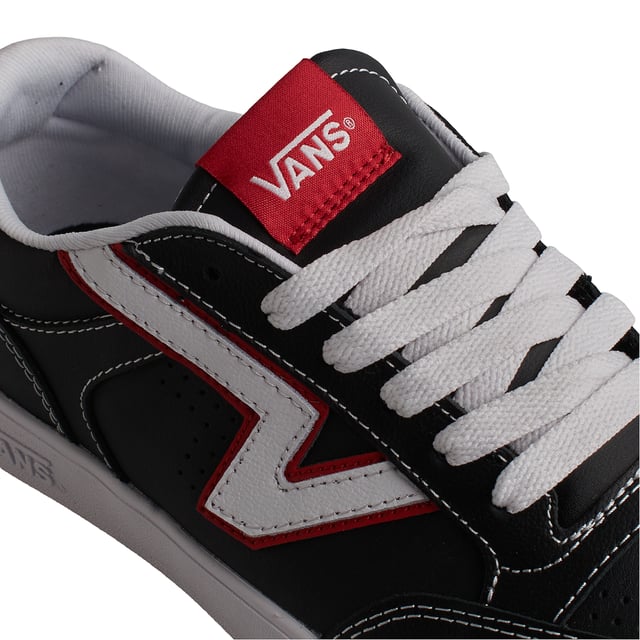 Turnschuhe Vans Lowland CC

 Das Vans Lowland CC ist eine Skateboard-Silhouette im Retro-Stil der 90er mit niedrig geschnittenem Schaft und ComfyCush-Außensohle. Mit einem Obermaterial aus strapazierfähigem Leder und dem traditionellen Vans Flying-V-Logo hat dieses Modell einen neuen, vertrauten und dennoch aufregenden Look.

 Details:
 - Kultiger Low-Top-Schuh mit Seitenstreifen.
 - Obermaterial aus Leder.
 - „Flying V“-Logo.
 - ComfyCush-Technologie.
 - Gewebtes Logo-Etikett.
 - Gepolsterter Kragen.
 - Sohle mit Waffel-Silhouette.
 - Flache Schnürsenkel vermeiden Druckstellen am Spann und sorgen so für eine perfekte Passform und mehr Komfort.

 Die Vans-Sneaker sind viel mehr als nur Schuhe: Sie repräsentieren eine Haltung, einen urbanen und rebellischen Lebensstil. Ob in seiner klassischen Old Skool-Silhouette, dem kultigen Slip-On oder modernen Kooperationen mit Künstlern und Marken, Vans bleibt ein Symbol für Authentizität, Kreativität und alternative Kultur.
 Komposition: Außenmaterial: Wildleder, Canvas; Innenausstattung: Textil; Sohle: Synthetik
 Pflege:
Mit einer weichen Bürste und neutraler Seife reinigen.
 Vermeiden Sie Maschinenwäsche.
 An der Luft trocknen lassen, vor direkter Sonneneinstrahlung schützen.