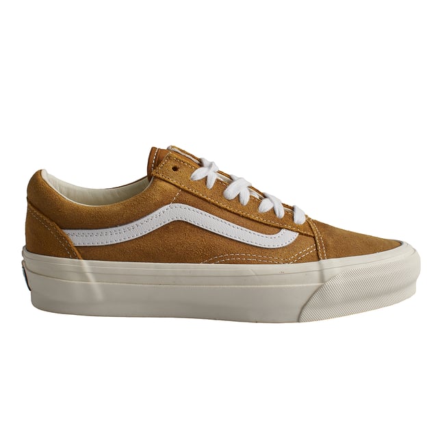 Zapatillas Old Skool 36 Lx Wax Leather VN000CNG1M71 para Hombre Zapatillas Vans Old Skool 36 Lx Wax Leather
Las Vans Old Skool 36 son unas zapatillas que nunca pasan de moda. Este modelo de skate existe desde los años 70 y representa el estilo de vida californiano. Su diseño sencillo y su legendaria suela vulcanizada las convierten en un clásico único en la historia de las zapatillas.
Detalles:
- Zapato icónico de caña baja con Sidestripe.
- Parte superior de ante.
- Entresuela vulcanizada.
- Suela de goma.
- Cordones planos que eliminan los puntos de presión en el empeine para un ajuste perfecto y mayor comodidad.
Las zapatillas Vans son mucho más que un calzado: representan una actitud, un estilo de vida urbano y rebelde. Ya sea en su clásica silueta Old Skool, en las icónicas Slip-On o en las modernas colaboraciones con artistas y marcas, Vans sigue siendo un símbolo de autenticidad, creatividad y cultura alternativa.
Composición: Exterior: Ante, Piel; Interior: Textil; Suela: Sintético
Cuidados:
Limpiar con un cepillo suave y jabón neutro.
Evitar lavar en máquina.
Secar al aire, lejos del sol directo.