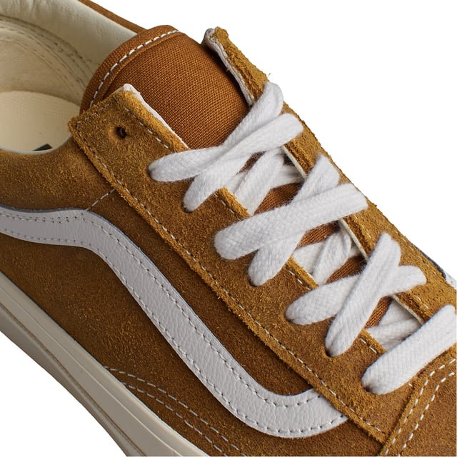 Zapatillas Old Skool 36 Lx Wax Leather VN000CNG1M71 para Hombre Zapatillas Vans Old Skool 36 Lx Wax Leather
Las Vans Old Skool 36 son unas zapatillas que nunca pasan de moda. Este modelo de skate existe desde los años 70 y representa el estilo de vida californiano. Su diseño sencillo y su legendaria suela vulcanizada las convierten en un clásico único en la historia de las zapatillas.
Detalles:
- Zapato icónico de caña baja con Sidestripe.
- Parte superior de ante.
- Entresuela vulcanizada.
- Suela de goma.
- Cordones planos que eliminan los puntos de presión en el empeine para un ajuste perfecto y mayor comodidad.
Las zapatillas Vans son mucho más que un calzado: representan una actitud, un estilo de vida urbano y rebelde. Ya sea en su clásica silueta Old Skool, en las icónicas Slip-On o en las modernas colaboraciones con artistas y marcas, Vans sigue siendo un símbolo de autenticidad, creatividad y cultura alternativa.
Composición: Exterior: Ante, Piel; Interior: Textil; Suela: Sintético
Cuidados:
Limpiar con un cepillo suave y jabón neutro.
Evitar lavar en máquina.
Secar al aire, lejos del sol directo.