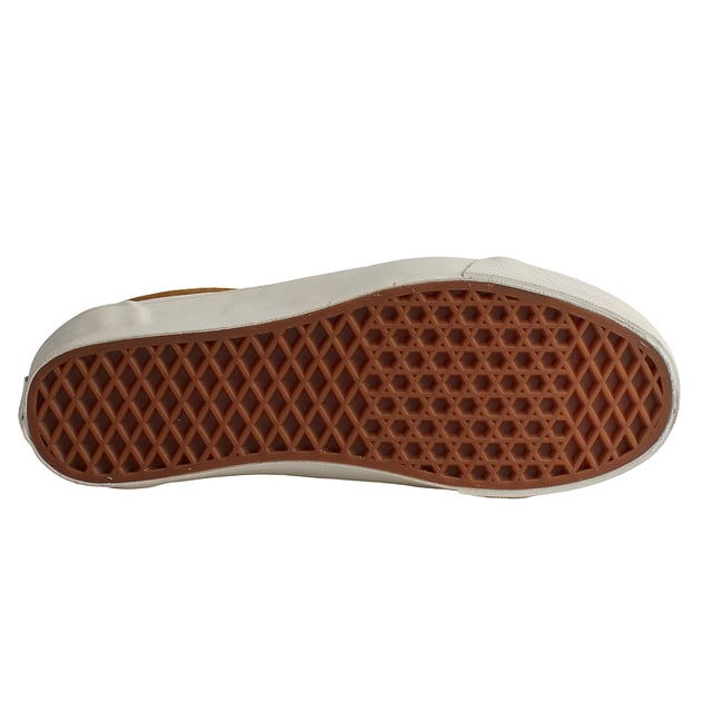 Zapatillas Old Skool 36 Lx Wax Leather VN000CNG1M71 para Hombre Zapatillas Vans Old Skool 36 Lx Wax Leather
Las Vans Old Skool 36 son unas zapatillas que nunca pasan de moda. Este modelo de skate existe desde los años 70 y representa el estilo de vida californiano. Su diseño sencillo y su legendaria suela vulcanizada las convierten en un clásico único en la historia de las zapatillas.
Detalles:
- Zapato icónico de caña baja con Sidestripe.
- Parte superior de ante.
- Entresuela vulcanizada.
- Suela de goma.
- Cordones planos que eliminan los puntos de presión en el empeine para un ajuste perfecto y mayor comodidad.
Las zapatillas Vans son mucho más que un calzado: representan una actitud, un estilo de vida urbano y rebelde. Ya sea en su clásica silueta Old Skool, en las icónicas Slip-On o en las modernas colaboraciones con artistas y marcas, Vans sigue siendo un símbolo de autenticidad, creatividad y cultura alternativa.
Composición: Exterior: Ante, Piel; Interior: Textil; Suela: Sintético
Cuidados:
Limpiar con un cepillo suave y jabón neutro.
Evitar lavar en máquina.
Secar al aire, lejos del sol directo.