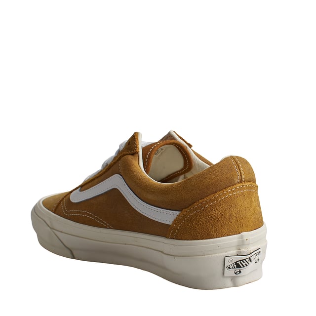 Zapatillas Old Skool 36 Lx Wax Leather VN000CNG1M71 para Hombre Zapatillas Vans Old Skool 36 Lx Wax Leather
Las Vans Old Skool 36 son unas zapatillas que nunca pasan de moda. Este modelo de skate existe desde los años 70 y representa el estilo de vida californiano. Su diseño sencillo y su legendaria suela vulcanizada las convierten en un clásico único en la historia de las zapatillas.
Detalles:
- Zapato icónico de caña baja con Sidestripe.
- Parte superior de ante.
- Entresuela vulcanizada.
- Suela de goma.
- Cordones planos que eliminan los puntos de presión en el empeine para un ajuste perfecto y mayor comodidad.
Las zapatillas Vans son mucho más que un calzado: representan una actitud, un estilo de vida urbano y rebelde. Ya sea en su clásica silueta Old Skool, en las icónicas Slip-On o en las modernas colaboraciones con artistas y marcas, Vans sigue siendo un símbolo de autenticidad, creatividad y cultura alternativa.
Composición: Exterior: Ante, Piel; Interior: Textil; Suela: Sintético
Cuidados:
Limpiar con un cepillo suave y jabón neutro.
Evitar lavar en máquina.
Secar al aire, lejos del sol directo.