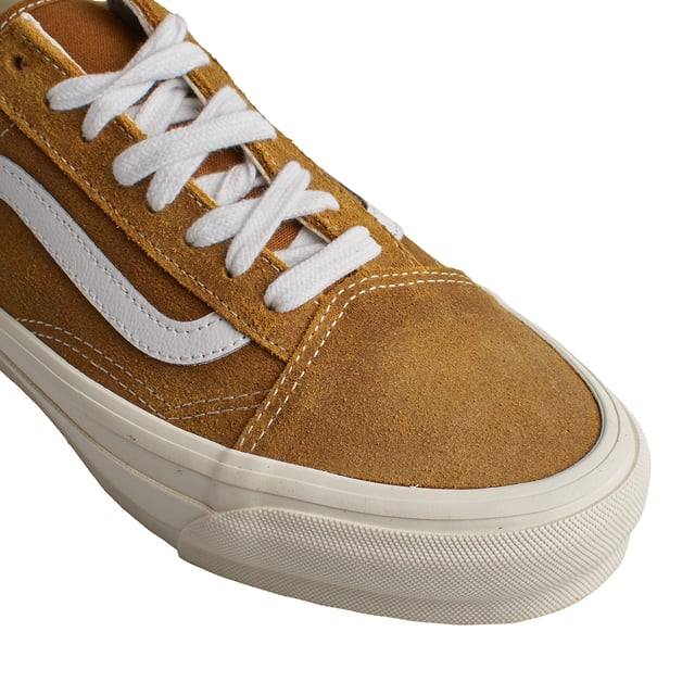 Zapatillas Old Skool 36 Lx Wax Leather VN000CNG1M71 para Hombre Zapatillas Vans Old Skool 36 Lx Wax Leather
Las Vans Old Skool 36 son unas zapatillas que nunca pasan de moda. Este modelo de skate existe desde los años 70 y representa el estilo de vida californiano. Su diseño sencillo y su legendaria suela vulcanizada las convierten en un clásico único en la historia de las zapatillas.
Detalles:
- Zapato icónico de caña baja con Sidestripe.
- Parte superior de ante.
- Entresuela vulcanizada.
- Suela de goma.
- Cordones planos que eliminan los puntos de presión en el empeine para un ajuste perfecto y mayor comodidad.
Las zapatillas Vans son mucho más que un calzado: representan una actitud, un estilo de vida urbano y rebelde. Ya sea en su clásica silueta Old Skool, en las icónicas Slip-On o en las modernas colaboraciones con artistas y marcas, Vans sigue siendo un símbolo de autenticidad, creatividad y cultura alternativa.
Composición: Exterior: Ante, Piel; Interior: Textil; Suela: Sintético
Cuidados:
Limpiar con un cepillo suave y jabón neutro.
Evitar lavar en máquina.
Secar al aire, lejos del sol directo.