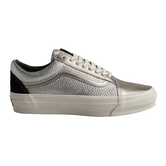 Zapatillas Old Skool 36 Lx Precious Medals Silver VN000CNGSLV1 para Hombre Zapatillas Vans Old Skool 36 Lx Precious Medals Silver
Las Vans Old Skool 36 son unas zapatillas que nunca pasan de moda. Este modelo de skate existe desde los años 70 y representa el estilo de vida californiano. Su diseño sencillo y su legendaria suela vulcanizada las convierten en un clásico único en la historia de las zapatillas.
Detalles:
- Zapato icónico de caña baja con Sidestripe.
- Parte superior de piel texturizada.
- Acabado metalizado.
- Entresuela vulcanizada.
- Suela de goma.
- Cordones planos que eliminan los puntos de presión en el empeine para un ajuste perfecto y mayor comodidad.
Las zapatillas Vans son mucho más que un calzado: representan una actitud, un estilo de vida urbano y rebelde. Ya sea en su clásica silueta Old Skool, en las icónicas Slip-On o en las modernas colaboraciones con artistas y marcas, Vans sigue siendo un símbolo de autenticidad, creatividad y cultura alternativa.
Composición: Exterior: Piel; Interior: Textil; Suela: Sintético
Cuidados:
Limpiar con un cepillo suave y jabón neutro.
Evitar lavar en máquina.
Secar al aire, lejos del sol directo.