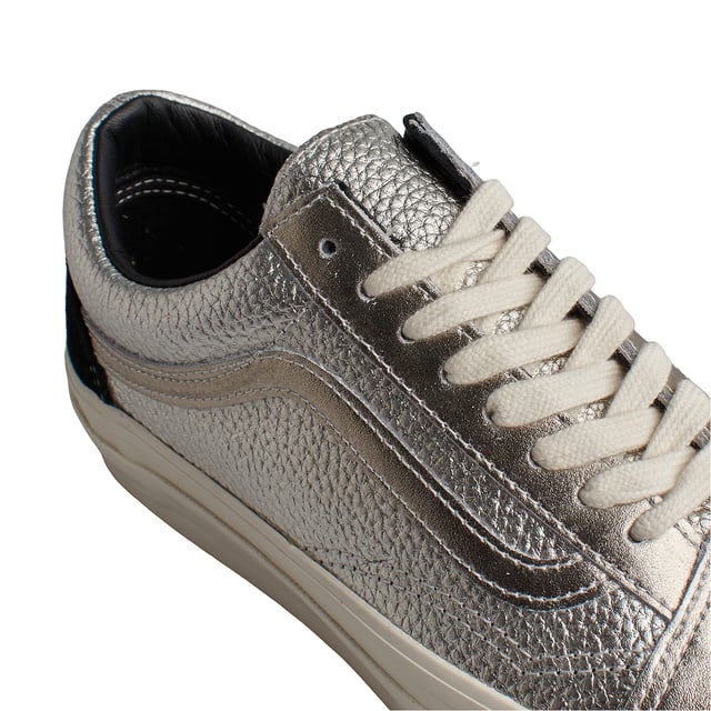 Zapatillas Old Skool 36 Lx Precious Medals Silver VN000CNGSLV1 para Hombre Zapatillas Vans Old Skool 36 Lx Precious Medals Silver
Las Vans Old Skool 36 son unas zapatillas que nunca pasan de moda. Este modelo de skate existe desde los años 70 y representa el estilo de vida californiano. Su diseño sencillo y su legendaria suela vulcanizada las convierten en un clásico único en la historia de las zapatillas.
Detalles:
- Zapato icónico de caña baja con Sidestripe.
- Parte superior de piel texturizada.
- Acabado metalizado.
- Entresuela vulcanizada.
- Suela de goma.
- Cordones planos que eliminan los puntos de presión en el empeine para un ajuste perfecto y mayor comodidad.
Las zapatillas Vans son mucho más que un calzado: representan una actitud, un estilo de vida urbano y rebelde. Ya sea en su clásica silueta Old Skool, en las icónicas Slip-On o en las modernas colaboraciones con artistas y marcas, Vans sigue siendo un símbolo de autenticidad, creatividad y cultura alternativa.
Composición: Exterior: Piel; Interior: Textil; Suela: Sintético
Cuidados:
Limpiar con un cepillo suave y jabón neutro.
Evitar lavar en máquina.
Secar al aire, lejos del sol directo.