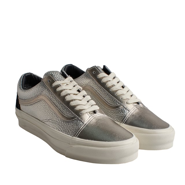Zapatillas Old Skool 36 Lx Precious Medals Silver VN000CNGSLV1 para Hombre Zapatillas Vans Old Skool 36 Lx Precious Medals Silver
Las Vans Old Skool 36 son unas zapatillas que nunca pasan de moda. Este modelo de skate existe desde los años 70 y representa el estilo de vida californiano. Su diseño sencillo y su legendaria suela vulcanizada las convierten en un clásico único en la historia de las zapatillas.
Detalles:
- Zapato icónico de caña baja con Sidestripe.
- Parte superior de piel texturizada.
- Acabado metalizado.
- Entresuela vulcanizada.
- Suela de goma.
- Cordones planos que eliminan los puntos de presión en el empeine para un ajuste perfecto y mayor comodidad.
Las zapatillas Vans son mucho más que un calzado: representan una actitud, un estilo de vida urbano y rebelde. Ya sea en su clásica silueta Old Skool, en las icónicas Slip-On o en las modernas colaboraciones con artistas y marcas, Vans sigue siendo un símbolo de autenticidad, creatividad y cultura alternativa.
Composición: Exterior: Piel; Interior: Textil; Suela: Sintético
Cuidados:
Limpiar con un cepillo suave y jabón neutro.
Evitar lavar en máquina.
Secar al aire, lejos del sol directo.