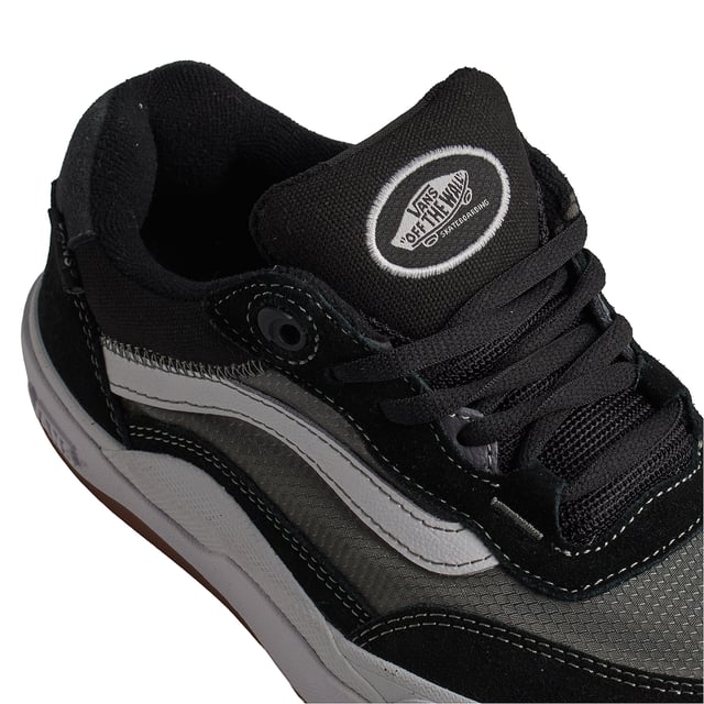 Zapatillas Wayvee VN0A5JIAY281 para Hombre Zapatillas Vans Wayvee
¡Destaca entre la multitud y haz lo tuyo con el Wayvee de Vans Skateboarding! Esta zapatilla fue desarrollada con la ayuda de skaters que saben cómo redefinir el estilo y la progresión. Con una nueva parte superior de gamuza y paneles de malla transparente, el Wayvee ofrece máxima transpirabilidad y flexibilidad.
Detalles:
- Parte superior de textil y ante.
- Cuello acolchado.
- Lengüeta ligeramente acolchada.
- Refuerzos DuraCap.
- Forro interior LuxLiner.
- ImpactWaffle.
- Plantilla PopCush .
- Etiqueta del logo tejida.
- Suela Wafflecup.
- Cordones semi planos.
Las zapatillas Vans son mucho más que un calzado: representan una actitud, un estilo de vida urbano y rebelde. Ya sea en su clásica silueta Old Skool, en las icónicas Slip-On o en las modernas colaboraciones con artistas y marcas, Vans sigue siendo un símbolo de autenticidad, creatividad y cultura alternativa.
Composición: Exterior: Textil, Ante; Interior: Textil; Suela: Sintético
Cuidados:
Limpiar con un cepillo suave y jabón neutro.
Evitar lavar en máquina.
Secar al aire, lejos del sol directo.
