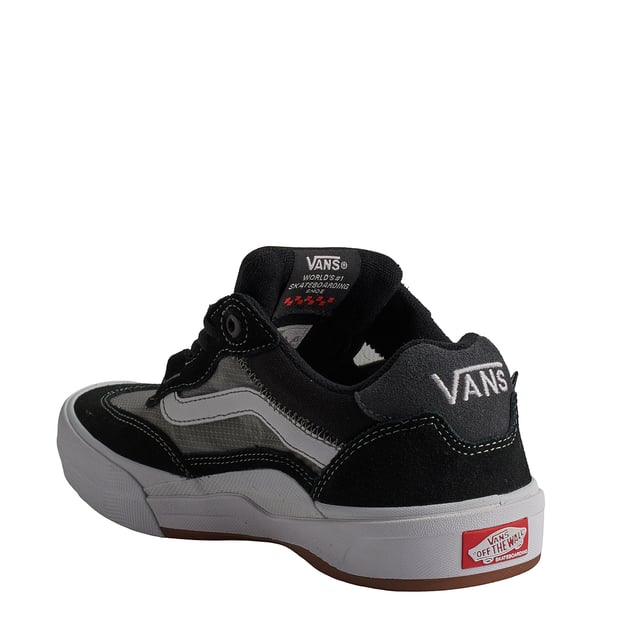 Zapatillas Wayvee VN0A5JIAY281 para Hombre Zapatillas Vans Wayvee
¡Destaca entre la multitud y haz lo tuyo con el Wayvee de Vans Skateboarding! Esta zapatilla fue desarrollada con la ayuda de skaters que saben cómo redefinir el estilo y la progresión. Con una nueva parte superior de gamuza y paneles de malla transparente, el Wayvee ofrece máxima transpirabilidad y flexibilidad.
Detalles:
- Parte superior de textil y ante.
- Cuello acolchado.
- Lengüeta ligeramente acolchada.
- Refuerzos DuraCap.
- Forro interior LuxLiner.
- ImpactWaffle.
- Plantilla PopCush .
- Etiqueta del logo tejida.
- Suela Wafflecup.
- Cordones semi planos.
Las zapatillas Vans son mucho más que un calzado: representan una actitud, un estilo de vida urbano y rebelde. Ya sea en su clásica silueta Old Skool, en las icónicas Slip-On o en las modernas colaboraciones con artistas y marcas, Vans sigue siendo un símbolo de autenticidad, creatividad y cultura alternativa.
Composición: Exterior: Textil, Ante; Interior: Textil; Suela: Sintético
Cuidados:
Limpiar con un cepillo suave y jabón neutro.
Evitar lavar en máquina.
Secar al aire, lejos del sol directo.