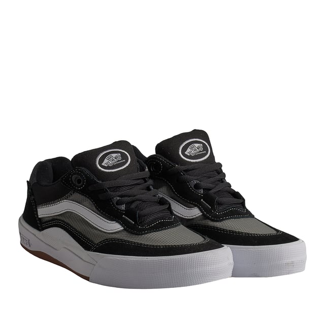Zapatillas Wayvee VN0A5JIAY281 para Hombre Zapatillas Vans Wayvee
¡Destaca entre la multitud y haz lo tuyo con el Wayvee de Vans Skateboarding! Esta zapatilla fue desarrollada con la ayuda de skaters que saben cómo redefinir el estilo y la progresión. Con una nueva parte superior de gamuza y paneles de malla transparente, el Wayvee ofrece máxima transpirabilidad y flexibilidad.
Detalles:
- Parte superior de textil y ante.
- Cuello acolchado.
- Lengüeta ligeramente acolchada.
- Refuerzos DuraCap.
- Forro interior LuxLiner.
- ImpactWaffle.
- Plantilla PopCush .
- Etiqueta del logo tejida.
- Suela Wafflecup.
- Cordones semi planos.
Las zapatillas Vans son mucho más que un calzado: representan una actitud, un estilo de vida urbano y rebelde. Ya sea en su clásica silueta Old Skool, en las icónicas Slip-On o en las modernas colaboraciones con artistas y marcas, Vans sigue siendo un símbolo de autenticidad, creatividad y cultura alternativa.
Composición: Exterior: Textil, Ante; Interior: Textil; Suela: Sintético
Cuidados:
Limpiar con un cepillo suave y jabón neutro.
Evitar lavar en máquina.
Secar al aire, lejos del sol directo.