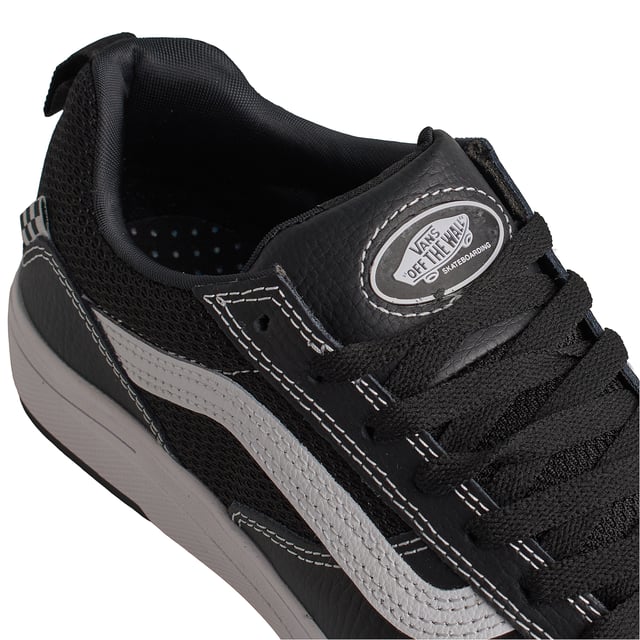 Zapatillas Vans Zahba 

Las Vans Zahba son unas zapatillas de skate que combinan un diseño moderno y estilizado con tecnologías avanzadas para ofrecer un rendimiento óptimo en la práctica del skateboarding.​

Detalles:
- Parte superior de piel y textil.
- Cuello acolchado.
- Lengüeta ligeramente acolchada.
- Refuerzos DuraCap.
- ImpactWaffle.
- Plantilla VR3Cush.
- Etiqueta del logo tejida.
- Suela SickStick con silueta waffle.
- Cordones planos.

Las zapatillas Vans son mucho más que un calzado: representan una actitud, un estilo de vida urbano y rebelde. Ya sea en su clásica silueta Old Skool, en las icónicas Slip-On o en las modernas colaboraciones con artistas y marcas, Vans sigue siendo un símbolo de autenticidad, creatividad y cultura alternativa.
 Composición: Exterior: Piel, Textil; Interior: Textil; Suela: Sintético
 Cuidados:
Limpiar con un cepillo suave y jabón neutro.
Evitar lavar en máquina.
Secar al aire, lejos del sol directo.
