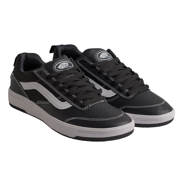 Zapatillas Vans Zahba 

Las Vans Zahba son unas zapatillas de skate que combinan un diseño moderno y estilizado con tecnologías avanzadas para ofrecer un rendimiento óptimo en la práctica del skateboarding.​

Detalles:
- Parte superior de piel y textil.
- Cuello acolchado.
- Lengüeta ligeramente acolchada.
- Refuerzos DuraCap.
- ImpactWaffle.
- Plantilla VR3Cush.
- Etiqueta del logo tejida.
- Suela SickStick con silueta waffle.
- Cordones planos.

Las zapatillas Vans son mucho más que un calzado: representan una actitud, un estilo de vida urbano y rebelde. Ya sea en su clásica silueta Old Skool, en las icónicas Slip-On o en las modernas colaboraciones con artistas y marcas, Vans sigue siendo un símbolo de autenticidad, creatividad y cultura alternativa.
 Composición: Exterior: Piel, Textil; Interior: Textil; Suela: Sintético
 Cuidados:
Limpiar con un cepillo suave y jabón neutro.
Evitar lavar en máquina.
Secar al aire, lejos del sol directo.