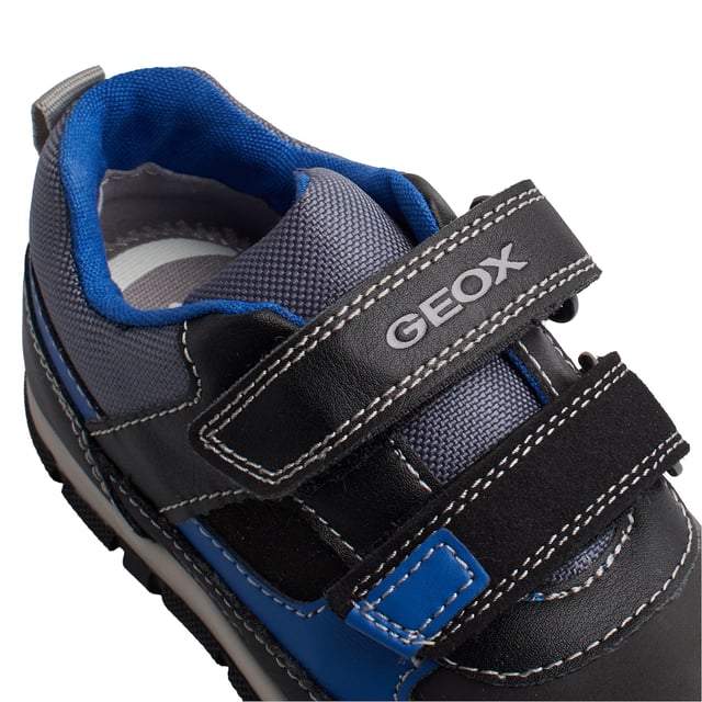 Die Kinder-Sneaker Geox vereinen modernes Design und Komfort, um die Kleinen bei ihren täglichen Abenteuern zu begleiten. Mit sportlichem Stil und attraktiven Farben bieten diese Jungen-Sneaker einen vielseitigen und funktionalen Look.

 Details:
 - Atmungsaktiv.
 - Verschlussart: Klettverschluss.
 - Markenname auf einem der Streifen.
 - Rutschfeste Sohle.
 - Die perforierte Sohle ermöglicht den Füßen eine natürliche Atmung.
 - Antibakterielle Innensohle.
 - Geox Breathe: Technologie, die für eine bestmögliche Luftzirkulation sorgt und den Körper auf optimaler Temperatur hält. Das System bietet maximalen Komfort durch Atmungsaktivität und ein hohes Maß an Temperaturregulierung.

 Die Kinder-Sneaker Geox sind die perfekte Kombination aus Style, Komfort und Funktionalität. Sein sportliches Design mit Klettverschluss ermöglicht ein bequemes Tragen im Alltag, während die atmungsaktive Geox-Technologie Ihre Füße kühl und bequem hält.
 Komposition: Außen: Öko-Leder, Textil; Innenausstattung: Textil; Sohle: Gummi; Vorlage: Textil
 Pflege:
Verwenden Sie ein feuchtes Tuch oder eine weiche Bürste.
 Nicht in der Maschine waschen.
 Lassen Sie es an der Luft trocknen, ohne direkte Sonneneinstrahlung oder Hitze.