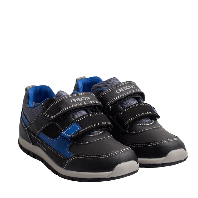 Die Kinder-Sneaker Geox vereinen modernes Design und Komfort, um die Kleinen bei ihren täglichen Abenteuern zu begleiten. Mit sportlichem Stil und attraktiven Farben bieten diese Jungen-Sneaker einen vielseitigen und funktionalen Look.

 Details:
 - Atmungsaktiv.
 - Verschlussart: Klettverschluss.
 - Markenname auf einem der Streifen.
 - Rutschfeste Sohle.
 - Die perforierte Sohle ermöglicht den Füßen eine natürliche Atmung.
 - Antibakterielle Innensohle.
 - Geox Breathe: Technologie, die für eine bestmögliche Luftzirkulation sorgt und den Körper auf optimaler Temperatur hält. Das System bietet maximalen Komfort durch Atmungsaktivität und ein hohes Maß an Temperaturregulierung.

 Die Kinder-Sneaker Geox sind die perfekte Kombination aus Style, Komfort und Funktionalität. Sein sportliches Design mit Klettverschluss ermöglicht ein bequemes Tragen im Alltag, während die atmungsaktive Geox-Technologie Ihre Füße kühl und bequem hält.
 Komposition: Außen: Öko-Leder, Textil; Innenausstattung: Textil; Sohle: Gummi; Vorlage: Textil
 Pflege:
Verwenden Sie ein feuchtes Tuch oder eine weiche Bürste.
 Nicht in der Maschine waschen.
 Lassen Sie es an der Luft trocknen, ohne direkte Sonneneinstrahlung oder Hitze.