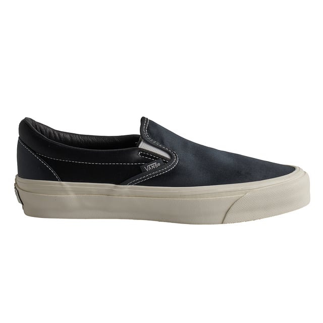 Lx Slip-On Reissue 98 VN0007PJD6P1 Schuhe für Herren Lx Slip-On Reissue 98 Sneaker
Unmittelbar nach seiner Veröffentlichung im Jahr 1979 wurde der Style 98 von BMX-Fahrern und Skatern, insbesondere in Südkalifornien, begeistert angenommen. Sein Status als Symbol der Rebellion, Unabhängigkeit und Jugend festigte sich in den folgenden Jahren und er wurde zu einem unverzichtbaren Schuhwerk in Mode, Musik und Film.
Details:
- Exklusiver Slip-On-Sneaker.
- Obermaterial aus Canvas mit glänzendem Finish.
- Höhere Seitenwand.
- Sola Foam All-Day-Comfort-Einlegesohle.
- Kragenfutter aus Vollnarbenleder.
- Gewebtes Etikett mit der Flagge.
- Vulkanisierte Gummisohle mit Waffelmuster.
Die Vans-Sneaker sind viel mehr als nur Schuhe: Sie repräsentieren eine Haltung, einen urbanen und rebellischen Lebensstil. Ob in seiner klassischen Old Skool-Silhouette, dem kultigen Slip-On oder modernen Kooperationen mit Künstlern und Marken, Vans bleibt ein Symbol für Authentizität, Kreativität und alternative Kultur.
Komposition: Außenseite: Segeltuch; Innenausstattung: Textil; Sohle: Synthetik
Pflege:
Mit einer weichen Bürste und neutraler Seife reinigen.
Vermeiden Sie Maschinenwäsche.
An der Luft trocknen lassen, vor direkter Sonneneinstrahlung schützen.