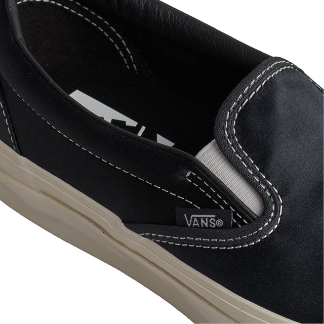 Lx Slip-On Reissue 98 VN0007PJD6P1 Schuhe für Herren Lx Slip-On Reissue 98 Sneaker
Unmittelbar nach seiner Veröffentlichung im Jahr 1979 wurde der Style 98 von BMX-Fahrern und Skatern, insbesondere in Südkalifornien, begeistert angenommen. Sein Status als Symbol der Rebellion, Unabhängigkeit und Jugend festigte sich in den folgenden Jahren und er wurde zu einem unverzichtbaren Schuhwerk in Mode, Musik und Film.
Details:
- Exklusiver Slip-On-Sneaker.
- Obermaterial aus Canvas mit glänzendem Finish.
- Höhere Seitenwand.
- Sola Foam All-Day-Comfort-Einlegesohle.
- Kragenfutter aus Vollnarbenleder.
- Gewebtes Etikett mit der Flagge.
- Vulkanisierte Gummisohle mit Waffelmuster.
Die Vans-Sneaker sind viel mehr als nur Schuhe: Sie repräsentieren eine Haltung, einen urbanen und rebellischen Lebensstil. Ob in seiner klassischen Old Skool-Silhouette, dem kultigen Slip-On oder modernen Kooperationen mit Künstlern und Marken, Vans bleibt ein Symbol für Authentizität, Kreativität und alternative Kultur.
Komposition: Außenseite: Segeltuch; Innenausstattung: Textil; Sohle: Synthetik
Pflege:
Mit einer weichen Bürste und neutraler Seife reinigen.
Vermeiden Sie Maschinenwäsche.
An der Luft trocknen lassen, vor direkter Sonneneinstrahlung schützen.