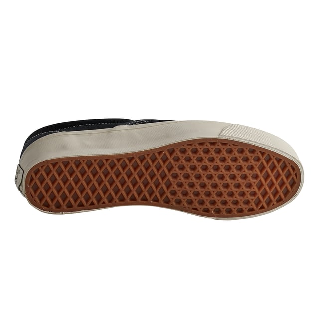 Lx Slip-On Reissue 98 VN0007PJD6P1 Schuhe für Herren Lx Slip-On Reissue 98 Sneaker
Unmittelbar nach seiner Veröffentlichung im Jahr 1979 wurde der Style 98 von BMX-Fahrern und Skatern, insbesondere in Südkalifornien, begeistert angenommen. Sein Status als Symbol der Rebellion, Unabhängigkeit und Jugend festigte sich in den folgenden Jahren und er wurde zu einem unverzichtbaren Schuhwerk in Mode, Musik und Film.
Details:
- Exklusiver Slip-On-Sneaker.
- Obermaterial aus Canvas mit glänzendem Finish.
- Höhere Seitenwand.
- Sola Foam All-Day-Comfort-Einlegesohle.
- Kragenfutter aus Vollnarbenleder.
- Gewebtes Etikett mit der Flagge.
- Vulkanisierte Gummisohle mit Waffelmuster.
Die Vans-Sneaker sind viel mehr als nur Schuhe: Sie repräsentieren eine Haltung, einen urbanen und rebellischen Lebensstil. Ob in seiner klassischen Old Skool-Silhouette, dem kultigen Slip-On oder modernen Kooperationen mit Künstlern und Marken, Vans bleibt ein Symbol für Authentizität, Kreativität und alternative Kultur.
Komposition: Außenseite: Segeltuch; Innenausstattung: Textil; Sohle: Synthetik
Pflege:
Mit einer weichen Bürste und neutraler Seife reinigen.
Vermeiden Sie Maschinenwäsche.
An der Luft trocknen lassen, vor direkter Sonneneinstrahlung schützen.