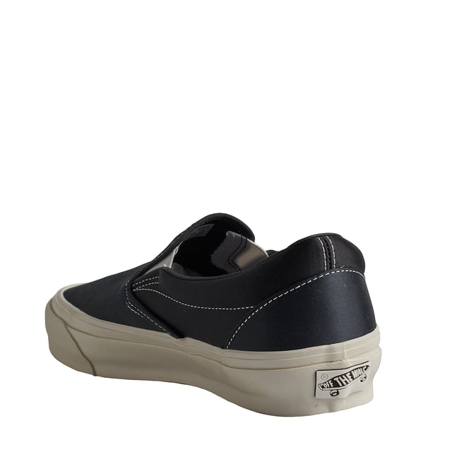 Lx Slip-On Reissue 98 VN0007PJD6P1 Schuhe für Herren Lx Slip-On Reissue 98 Sneaker
Unmittelbar nach seiner Veröffentlichung im Jahr 1979 wurde der Style 98 von BMX-Fahrern und Skatern, insbesondere in Südkalifornien, begeistert angenommen. Sein Status als Symbol der Rebellion, Unabhängigkeit und Jugend festigte sich in den folgenden Jahren und er wurde zu einem unverzichtbaren Schuhwerk in Mode, Musik und Film.
Details:
- Exklusiver Slip-On-Sneaker.
- Obermaterial aus Canvas mit glänzendem Finish.
- Höhere Seitenwand.
- Sola Foam All-Day-Comfort-Einlegesohle.
- Kragenfutter aus Vollnarbenleder.
- Gewebtes Etikett mit der Flagge.
- Vulkanisierte Gummisohle mit Waffelmuster.
Die Vans-Sneaker sind viel mehr als nur Schuhe: Sie repräsentieren eine Haltung, einen urbanen und rebellischen Lebensstil. Ob in seiner klassischen Old Skool-Silhouette, dem kultigen Slip-On oder modernen Kooperationen mit Künstlern und Marken, Vans bleibt ein Symbol für Authentizität, Kreativität und alternative Kultur.
Komposition: Außenseite: Segeltuch; Innenausstattung: Textil; Sohle: Synthetik
Pflege:
Mit einer weichen Bürste und neutraler Seife reinigen.
Vermeiden Sie Maschinenwäsche.
An der Luft trocknen lassen, vor direkter Sonneneinstrahlung schützen.