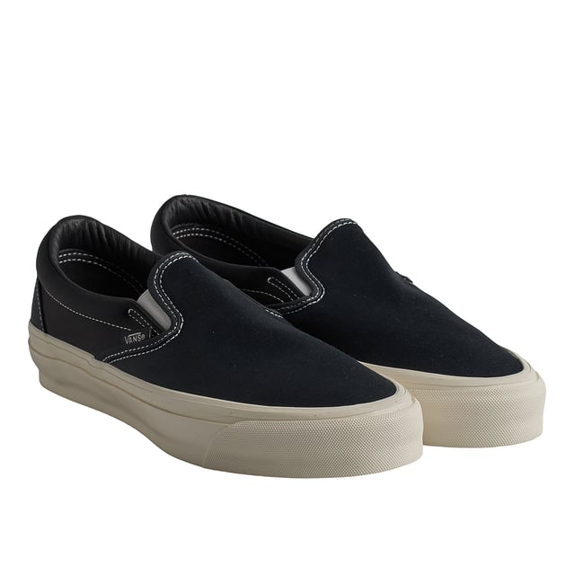 Lx Slip-On Reissue 98 VN0007PJD6P1 Schuhe für Herren Lx Slip-On Reissue 98 Sneaker
Unmittelbar nach seiner Veröffentlichung im Jahr 1979 wurde der Style 98 von BMX-Fahrern und Skatern, insbesondere in Südkalifornien, begeistert angenommen. Sein Status als Symbol der Rebellion, Unabhängigkeit und Jugend festigte sich in den folgenden Jahren und er wurde zu einem unverzichtbaren Schuhwerk in Mode, Musik und Film.
Details:
- Exklusiver Slip-On-Sneaker.
- Obermaterial aus Canvas mit glänzendem Finish.
- Höhere Seitenwand.
- Sola Foam All-Day-Comfort-Einlegesohle.
- Kragenfutter aus Vollnarbenleder.
- Gewebtes Etikett mit der Flagge.
- Vulkanisierte Gummisohle mit Waffelmuster.
Die Vans-Sneaker sind viel mehr als nur Schuhe: Sie repräsentieren eine Haltung, einen urbanen und rebellischen Lebensstil. Ob in seiner klassischen Old Skool-Silhouette, dem kultigen Slip-On oder modernen Kooperationen mit Künstlern und Marken, Vans bleibt ein Symbol für Authentizität, Kreativität und alternative Kultur.
Komposition: Außenseite: Segeltuch; Innenausstattung: Textil; Sohle: Synthetik
Pflege:
Mit einer weichen Bürste und neutraler Seife reinigen.
Vermeiden Sie Maschinenwäsche.
An der Luft trocknen lassen, vor direkter Sonneneinstrahlung schützen.