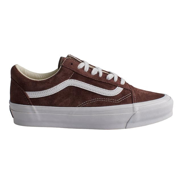 Lx Old Skool VN000CXUDMV1 Herren Sneaker Vans Lx Old Skool Turnschuhe
Der Vans Old Skool ist ein Sneaker, der nie aus der Mode kommt. Dieses Skateboard-Modell gibt es seit den 1970er Jahren und repräsentiert den kalifornischen Lebensstil. Ihr schlichtes Design und die legendäre vulkanisierte Sohle machen sie zu einem einzigartigen Klassiker in der Geschichte der Sneakers.
Details:
- Kultiger Low-Top-Schuh mit Seitenstreifen.
- Obermaterial aus strapazierfähigem Wildleder und Canvas.
- Vulkanisierte Zwischensohle.
- Gummisohle.
- Flache Schnürsenkel vermeiden Druckstellen am Spann und sorgen so für eine perfekte Passform und mehr Komfort.
Die Vans-Sneaker sind viel mehr als nur Schuhe: Sie repräsentieren eine Haltung, einen urbanen und rebellischen Lebensstil. Ob in seiner klassischen Old Skool-Silhouette, dem kultigen Slip-On oder modernen Kooperationen mit Künstlern und Marken, Vans bleibt ein Symbol für Authentizität, Kreativität und alternative Kultur.
Komposition: Außenmaterial: Wildleder, Leder; Innenausstattung: Textil; Sohle: Synthetik
Pflege:
Mit einer weichen Bürste und neutraler Seife reinigen.
Vermeiden Sie Maschinenwäsche.
An der Luft trocknen lassen, vor direkter Sonneneinstrahlung schützen.