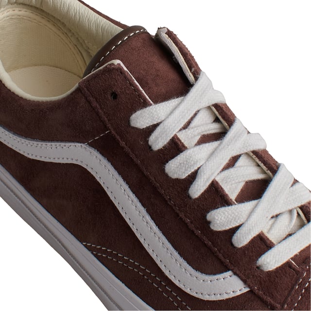Lx Old Skool VN000CXUDMV1 Herren Sneaker Vans Lx Old Skool Turnschuhe
Der Vans Old Skool ist ein Sneaker, der nie aus der Mode kommt. Dieses Skateboard-Modell gibt es seit den 1970er Jahren und repräsentiert den kalifornischen Lebensstil. Ihr schlichtes Design und die legendäre vulkanisierte Sohle machen sie zu einem einzigartigen Klassiker in der Geschichte der Sneakers.
Details:
- Kultiger Low-Top-Schuh mit Seitenstreifen.
- Obermaterial aus strapazierfähigem Wildleder und Canvas.
- Vulkanisierte Zwischensohle.
- Gummisohle.
- Flache Schnürsenkel vermeiden Druckstellen am Spann und sorgen so für eine perfekte Passform und mehr Komfort.
Die Vans-Sneaker sind viel mehr als nur Schuhe: Sie repräsentieren eine Haltung, einen urbanen und rebellischen Lebensstil. Ob in seiner klassischen Old Skool-Silhouette, dem kultigen Slip-On oder modernen Kooperationen mit Künstlern und Marken, Vans bleibt ein Symbol für Authentizität, Kreativität und alternative Kultur.
Komposition: Außenmaterial: Wildleder, Leder; Innenausstattung: Textil; Sohle: Synthetik
Pflege:
Mit einer weichen Bürste und neutraler Seife reinigen.
Vermeiden Sie Maschinenwäsche.
An der Luft trocknen lassen, vor direkter Sonneneinstrahlung schützen.