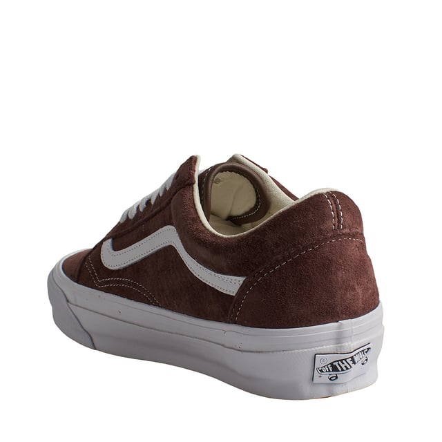 Lx Old Skool VN000CXUDMV1 Herren Sneaker Vans Lx Old Skool Turnschuhe
Der Vans Old Skool ist ein Sneaker, der nie aus der Mode kommt. Dieses Skateboard-Modell gibt es seit den 1970er Jahren und repräsentiert den kalifornischen Lebensstil. Ihr schlichtes Design und die legendäre vulkanisierte Sohle machen sie zu einem einzigartigen Klassiker in der Geschichte der Sneakers.
Details:
- Kultiger Low-Top-Schuh mit Seitenstreifen.
- Obermaterial aus strapazierfähigem Wildleder und Canvas.
- Vulkanisierte Zwischensohle.
- Gummisohle.
- Flache Schnürsenkel vermeiden Druckstellen am Spann und sorgen so für eine perfekte Passform und mehr Komfort.
Die Vans-Sneaker sind viel mehr als nur Schuhe: Sie repräsentieren eine Haltung, einen urbanen und rebellischen Lebensstil. Ob in seiner klassischen Old Skool-Silhouette, dem kultigen Slip-On oder modernen Kooperationen mit Künstlern und Marken, Vans bleibt ein Symbol für Authentizität, Kreativität und alternative Kultur.
Komposition: Außenmaterial: Wildleder, Leder; Innenausstattung: Textil; Sohle: Synthetik
Pflege:
Mit einer weichen Bürste und neutraler Seife reinigen.
Vermeiden Sie Maschinenwäsche.
An der Luft trocknen lassen, vor direkter Sonneneinstrahlung schützen.