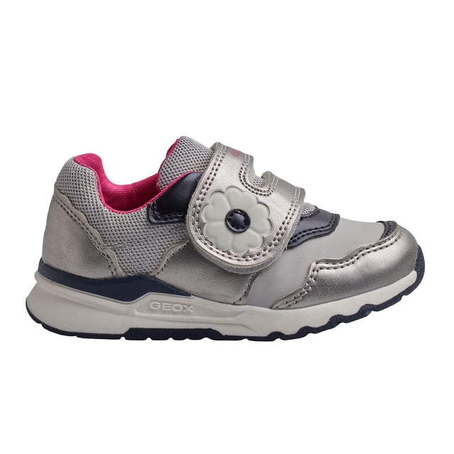 Las zapatillas niña Geox combinan diseño moderno y confort para acompañar a las más pequeñas en sus aventuras diarias. Con un estilo deportivo y colores atractivos, estas zapatillas para niña ofrecen una apariencia versátil y funcional.

Detalles:
- Transpirables.
- Tipo de cierre: De velcro en el empeine.
- Suela antideslizante.
- La suela perforada permite que los pies transpiren de forma natural.
- Plantilla antibacteriana.
- Sistema flexy.
- Geox Respira: Tecnología diseñada para garantizar la mejor circulación del aire posible y mantener el cuerpo a una temperatura óptima. El sistema proporciona el máximo confort gracias a la transpirabilidad y un alto grado de regulación de la temperatura.

Las zapatillas Geox para niñas son la combinación perfecta de estilo, comodidad y funcionalidad. Su diseño deportivo con cierre de velcro facilita su uso diario, mientras que la tecnología transpirable de Geox mantiene los pies frescos y cómodos.
 Composición: Exterior: Ecopiel, Textil; Interior: Textil; Suela: Goma; Plantilla: Textil
 Cuidados:
Usar un paño húmedo o cepillo suave.
No lavar en máquina.
Dejar secar al aire, sin sol directo ni calor.