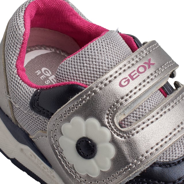 Las zapatillas niña Geox combinan diseño moderno y confort para acompañar a las más pequeñas en sus aventuras diarias. Con un estilo deportivo y colores atractivos, estas zapatillas para niña ofrecen una apariencia versátil y funcional.

Detalles:
- Transpirables.
- Tipo de cierre: De velcro en el empeine.
- Suela antideslizante.
- La suela perforada permite que los pies transpiren de forma natural.
- Plantilla antibacteriana.
- Sistema flexy.
- Geox Respira: Tecnología diseñada para garantizar la mejor circulación del aire posible y mantener el cuerpo a una temperatura óptima. El sistema proporciona el máximo confort gracias a la transpirabilidad y un alto grado de regulación de la temperatura.

Las zapatillas Geox para niñas son la combinación perfecta de estilo, comodidad y funcionalidad. Su diseño deportivo con cierre de velcro facilita su uso diario, mientras que la tecnología transpirable de Geox mantiene los pies frescos y cómodos.
 Composición: Exterior: Ecopiel, Textil; Interior: Textil; Suela: Goma; Plantilla: Textil
 Cuidados:
Usar un paño húmedo o cepillo suave.
No lavar en máquina.
Dejar secar al aire, sin sol directo ni calor.